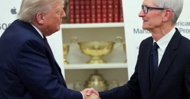 Vốn hóa Apple tăng 400 tỷ USD sau chuyến thăm Nhà Trắng của Tim Cook