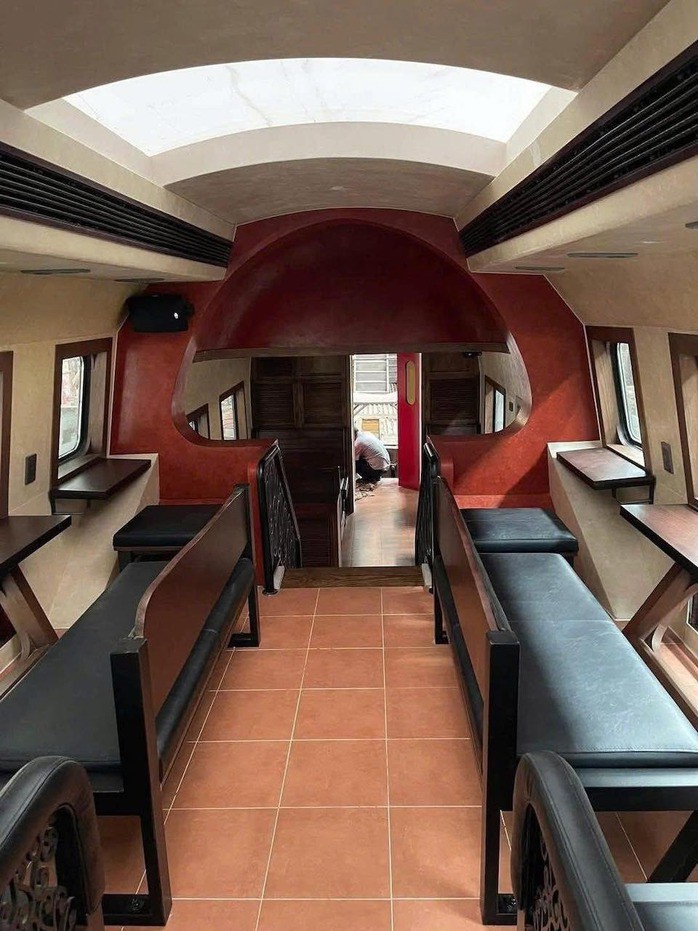 Bên trong đoàn tàu The Hanoi Train. Ảnh: VNR