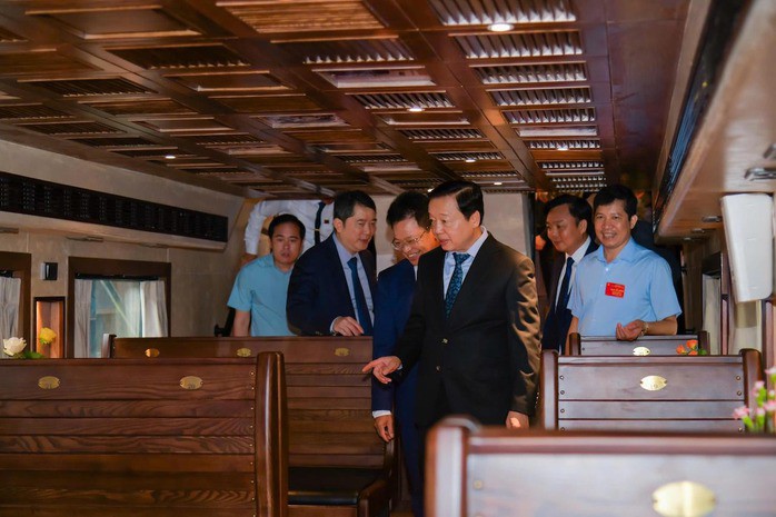 Phó Thủ tướng Trần Hồng Hà kiểm tra đoàn tàu đang được hoàn thiện. Ảnh: VNR