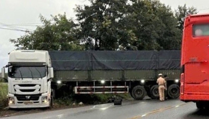 Xe đầu kéo mất lái, quay ngang đường.