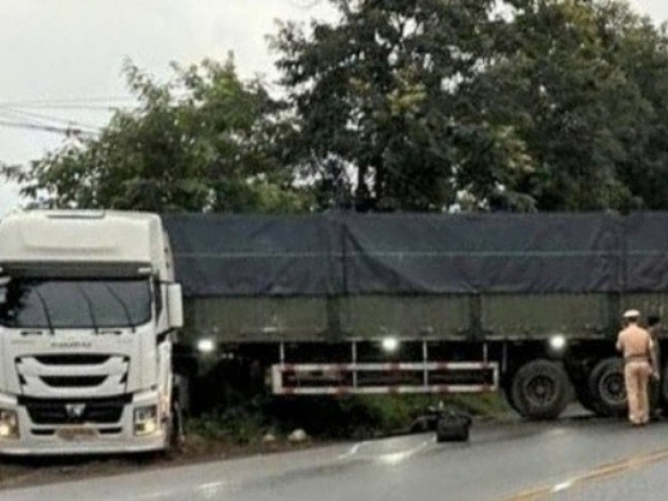 Xe đầu kéo mất lái trên quốc lộ, ba người thương vong