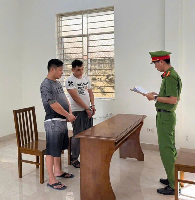 Công an tống đạt lệnh bắt giam 2 đối tượng giả danh