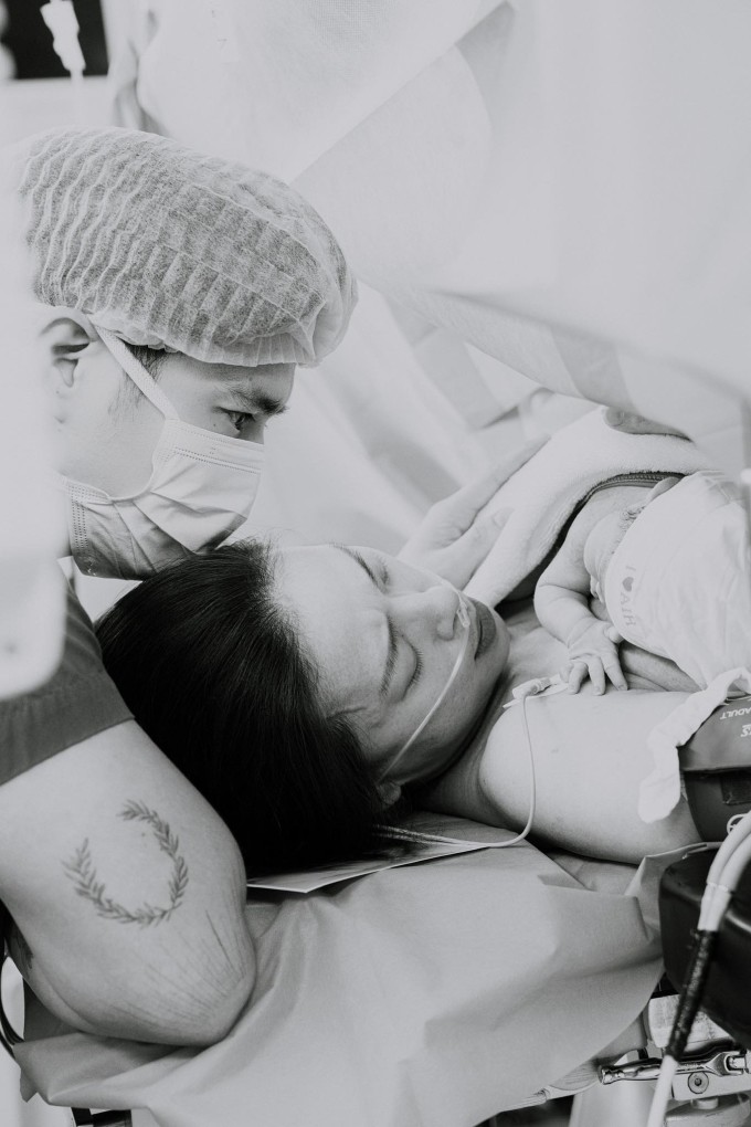 Khoảnh khắc Ngô Thanh Vân và Huy Trần quấn quýt con gái đầu lòng trong phòng sinh.