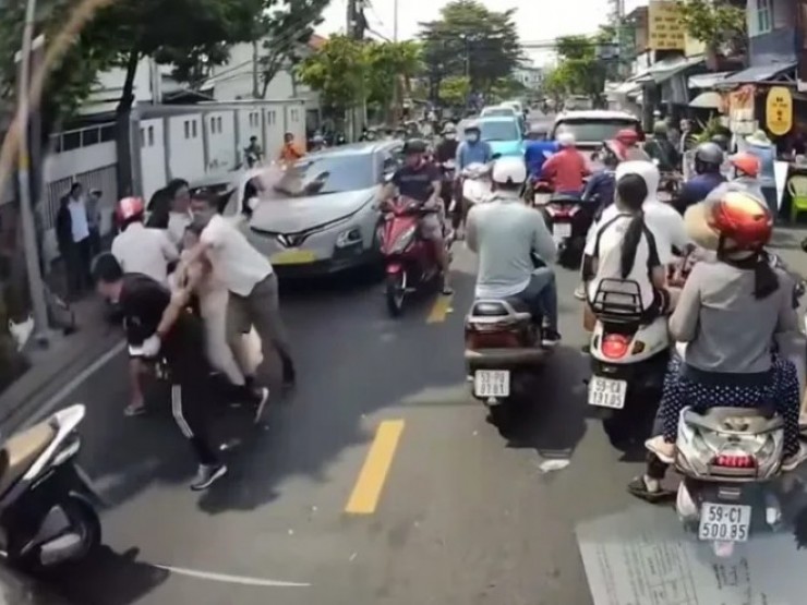 4 người đuổi đánh nhau trên đường ở phường Khánh Hội, giao thông ùn ứ