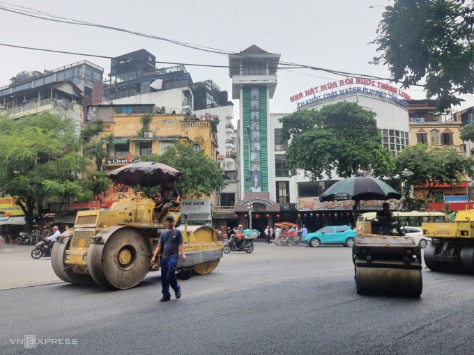 Đường Đinh Tiên Hoàng (khu vực bãi xe cũ) được trải thảm. Ảnh: Võ Hải