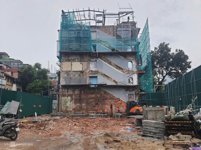 Tòa nhà "Hàm cá mập" đã phá xong, chính quyền đang chỉnh trang tòa nhà Hapro (số 7-9 Đinh Tiên Hoàng). Ảnh: Võ Hải