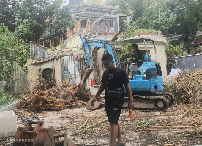 Đầu hồi công trình nhà hàng Thủy Tạ cũng đang được phá dỡ. Ảnh: Võ Hải