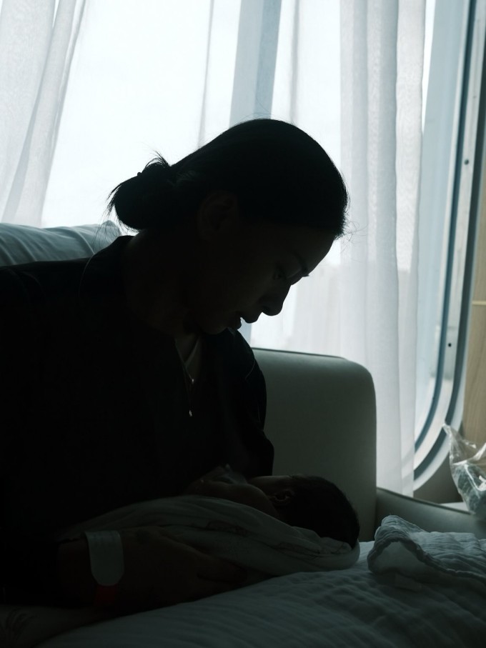 Hình ảnh con gái nằm gọn trong vòng tay Ngô Thanh Vân được ông xã ghi lại thu hút hàng chục nghìn lượt thích trên Facebook. Hàng trăm người chúc mừng ước mơ được làm mẹ của nữ diễn viên đã thành hiện thực.