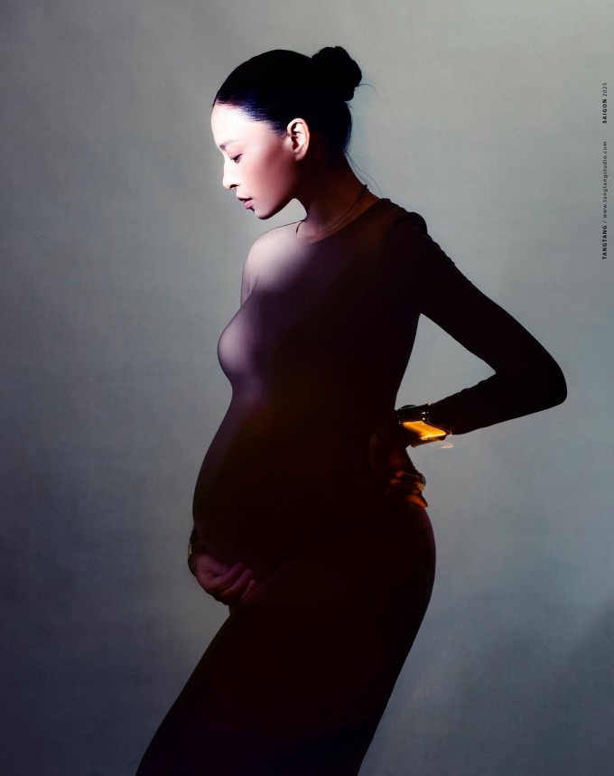 Trước khi vượt cạn, Ngô Thanh Vân chụp nhiều bộ ảnh bầu để ghi lại đường cong đáng nhớ trong thời gian mang thai. "Với tôi, cơ thể phụ nữ khi mang thai rất đẹp. Lần đầu làm mẹ, nhìn mình trong gương với bụng bầu lớn dần lên mỗi ngày, tôi thấy kỳ diệu lắm vì bên trong tôi có một sinh linh đang hiện hữu. Nhất là ở những tuần cuối thai kỳ hiện tại, điều này càng rõ hơn. Tôi thấy mình đẹp nhất từ trước đến giờ", cô nói.