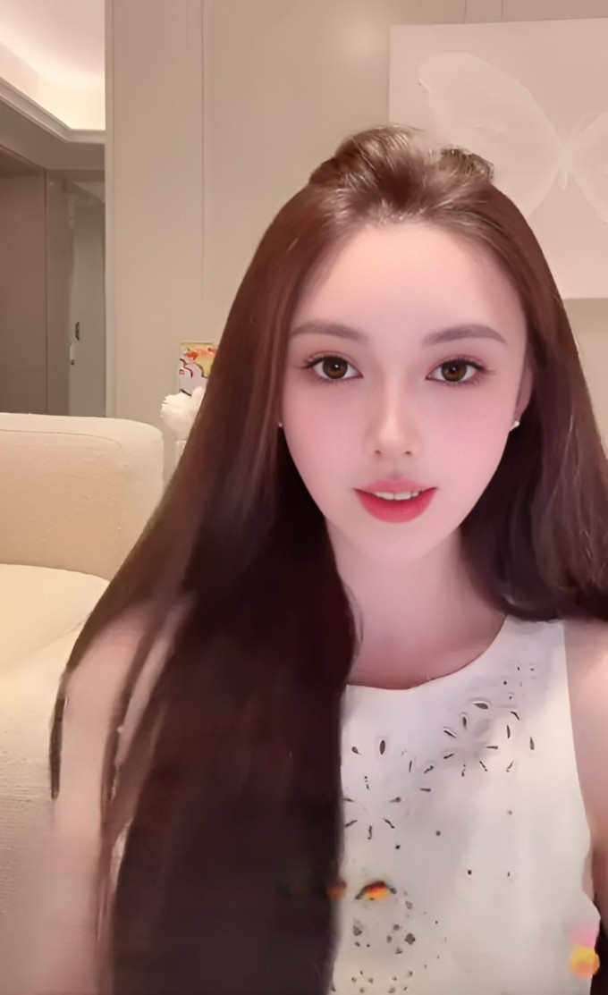 Diệp Kha trong livestream ngày 8/8. Ảnh: Weibo
