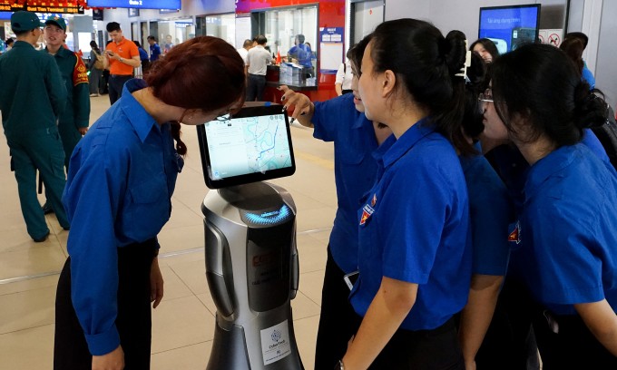 Nhóm bạn trẻ trải nghiệm tính năng của robot. Ảnh: Bảo Lâm