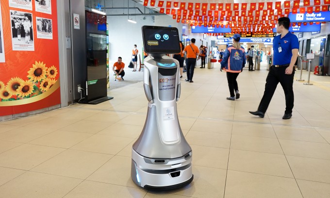 Robot lễ tân tại ga metro Thủ Đức. Ảnh: Bảo Lâm