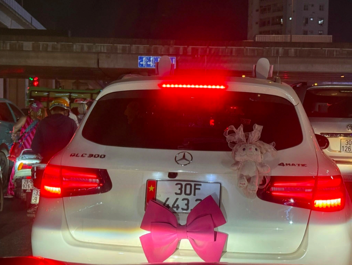 Chiếc ô tô nhãn hiệu Mercedes dán nơ hồng làm che khuất một phần biển số- Ảnh: Cục CSGT