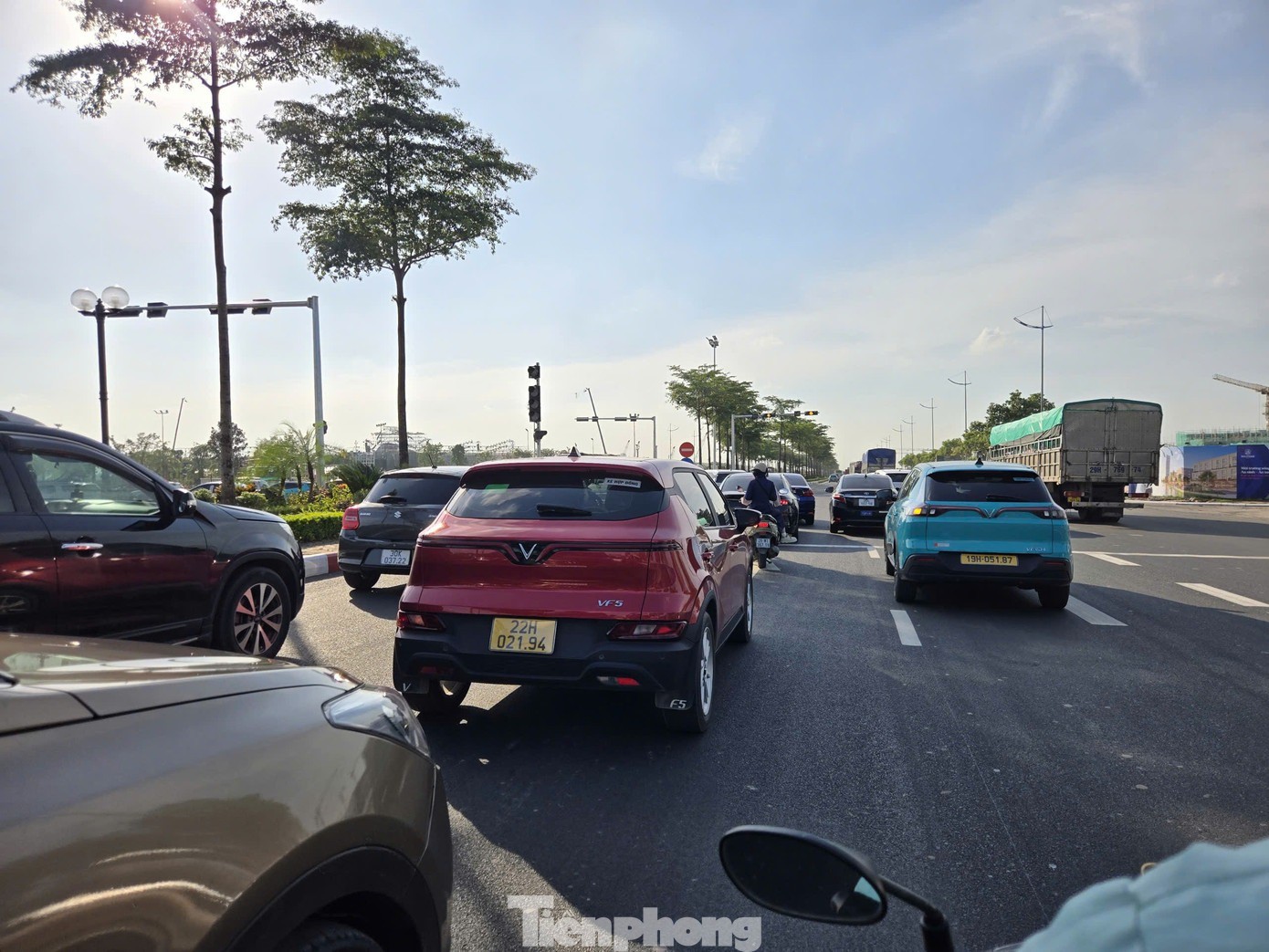 Từ đầu giờ chiều, lượng xe cộ lưu thông trên các tuyến đường đổ về Trung tâm Triển lãm quốc gia đông đúc hơn bình thường. Khán giả dự đại nhạc hội chủ yếu di chuyển bằng ô tô, xe máy và xe buýt. Ai cũng tranh thủ đi sớm để tránh bị tắc đường.
