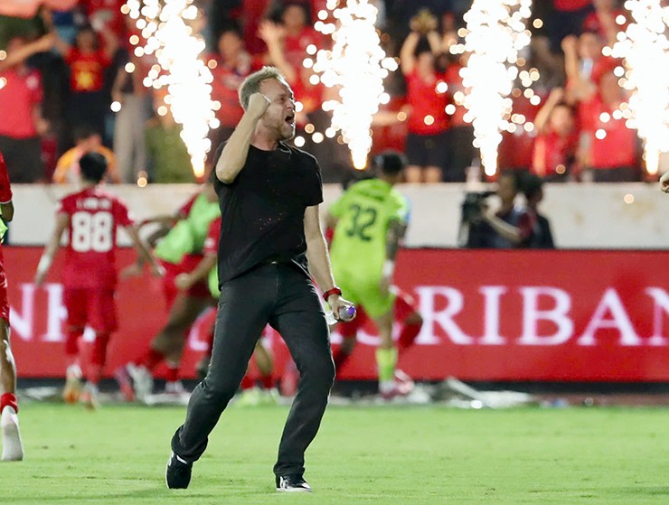 HLV Polking ăn mừng chiến thắng của CLB Công an Hà Nội.