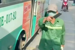 Người đàn ông bước xuống xe buýt, cầm dao 'hăm dọa' tài xế ô tô phía sau