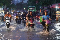 Áp thấp nhiệt đới đang hoạt động trên khu vực Biển Đông, Nam Bộ mưa dông mạnh
