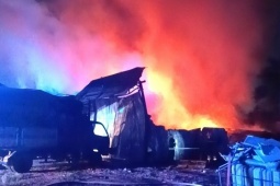 Tin tức trong ngày - Lửa hừng hực kèm tiếng nổ tại xưởng phế liệu, hai ô tô bị thiêu rụi