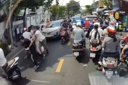 Tin tức trong ngày - 4 người đuổi đánh nhau trên đường ở phường Khánh Hội, giao thông ùn ứ