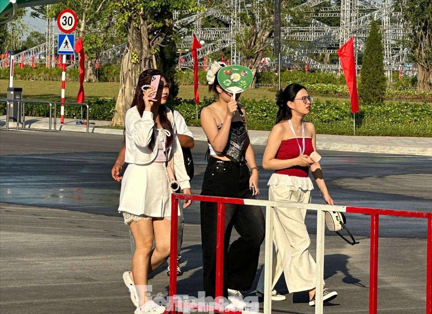 Biển người đổ về Đông Anh - 5