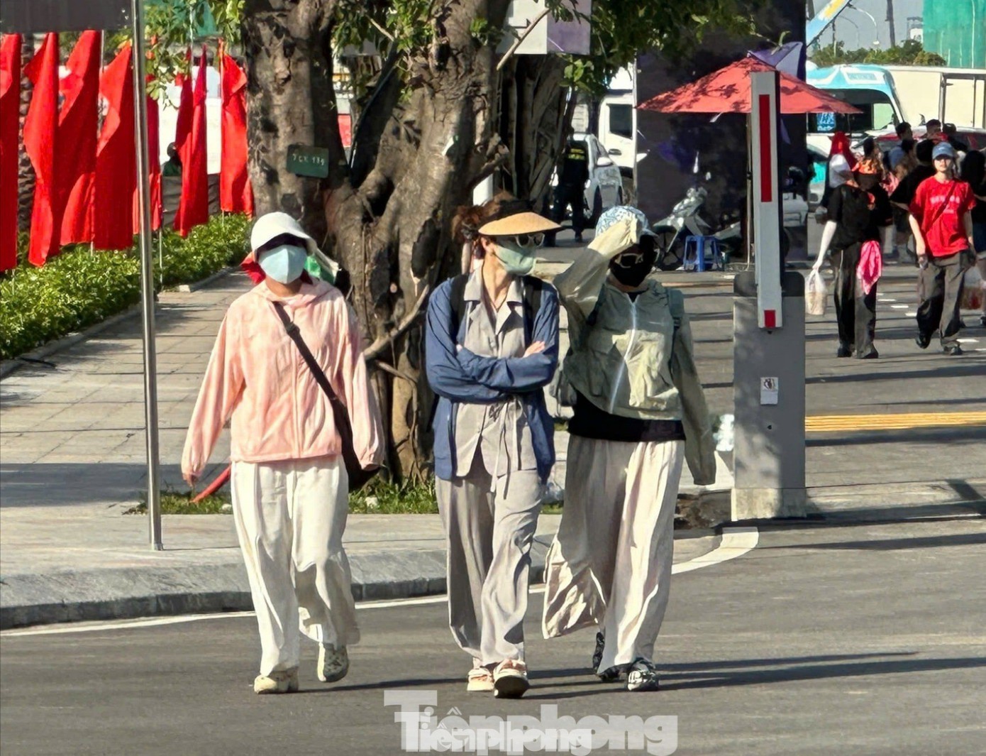 Bất chấp thời tiết nắng nóng gay gắt 37 độ, dòng người đổ về địa điểm tổ chức V Concert ngày một đông.