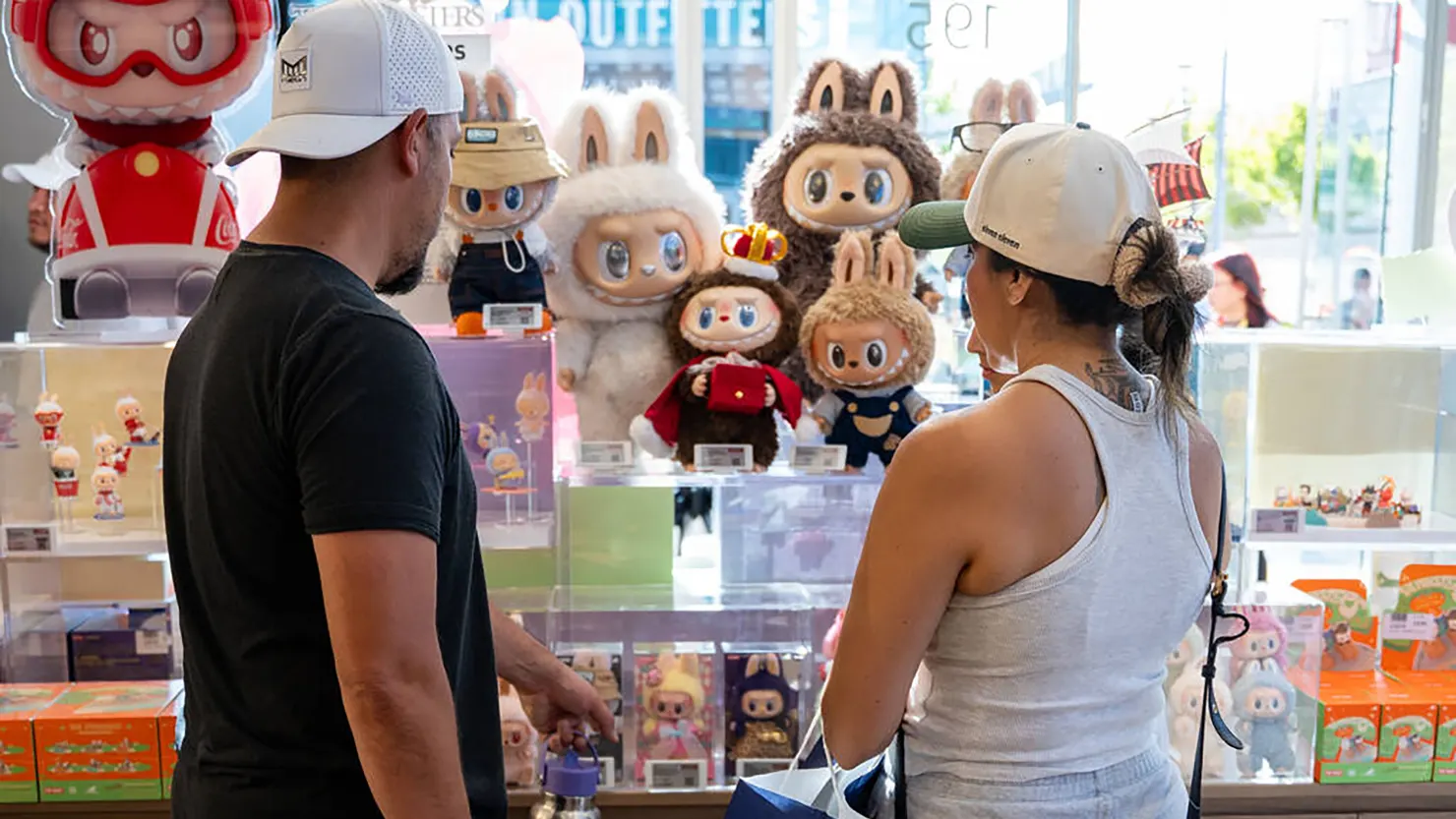 Khách hàng xem búp bê Labubu được trưng bày tại cửa hàng mới của Pop Mart ở Las Vegas ngày 12/7/2025.