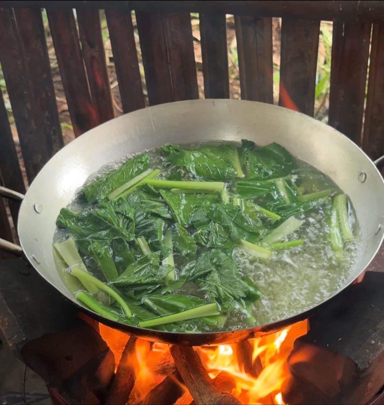 Chần tất cả rau củ cho chín rồi cho vào thau nước lạnh, để giữ được độ tươi ngon.