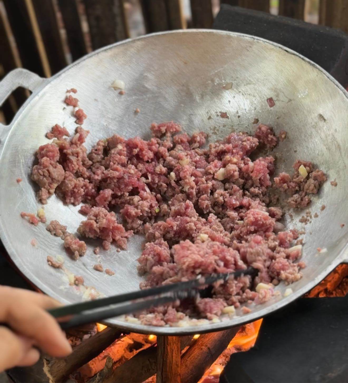 Thịt bò thái lát hoặc bằm. Nêm thịt với&nbsp;tỏi băm,&nbsp;hạt nêm, nước tương, dầu hào, hạt tiêu cho vừa ăn. Phi thơm tỏi bỏ vào xào chín.