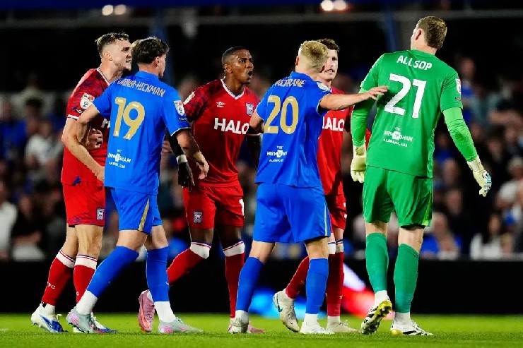 Ashley Young xoa dịu không khí trên sân