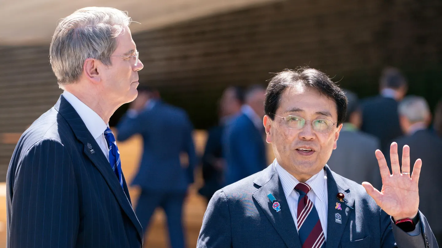 Bộ trưởng Tài chính Hoa Kỳ Scott Bessent và Bộ trưởng phụ trách Phục hồi Kinh tế Nhật Bản Ryosei Akazawa.