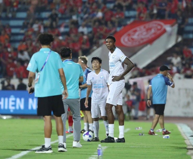 "Khổng lồ" 2m06 ra mắt Nam Định như mơ, đánh đầu ghi bàn trong thế 2 kẹp 1 - 2