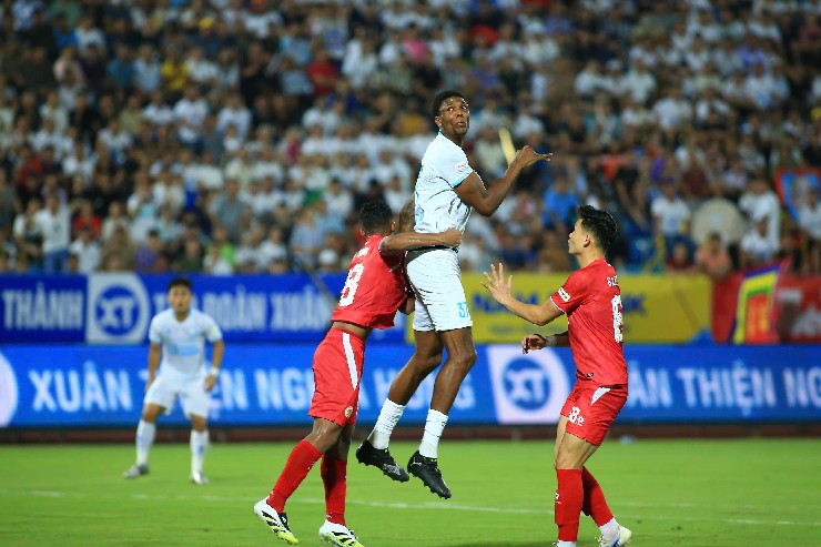 "Khổng lồ" 2m06 ra mắt Nam Định như mơ, đánh đầu ghi bàn trong thế 2 kẹp 1 - 3