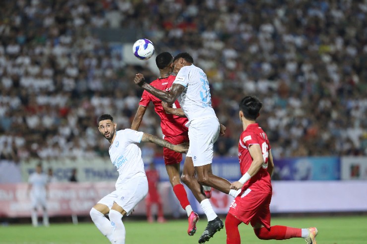 "Khổng lồ" 2m06 ra mắt Nam Định như mơ, đánh đầu ghi bàn trong thế 2 kẹp 1 - 4