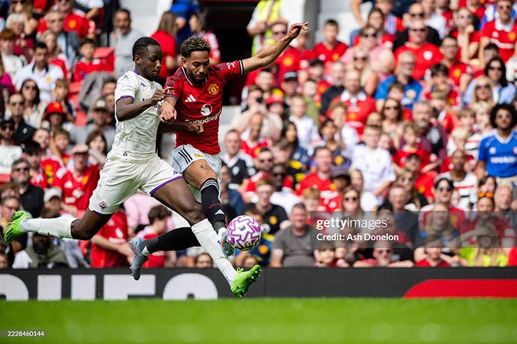 MU (áo đỏ) so tài hấp dẫn với Fiorentina