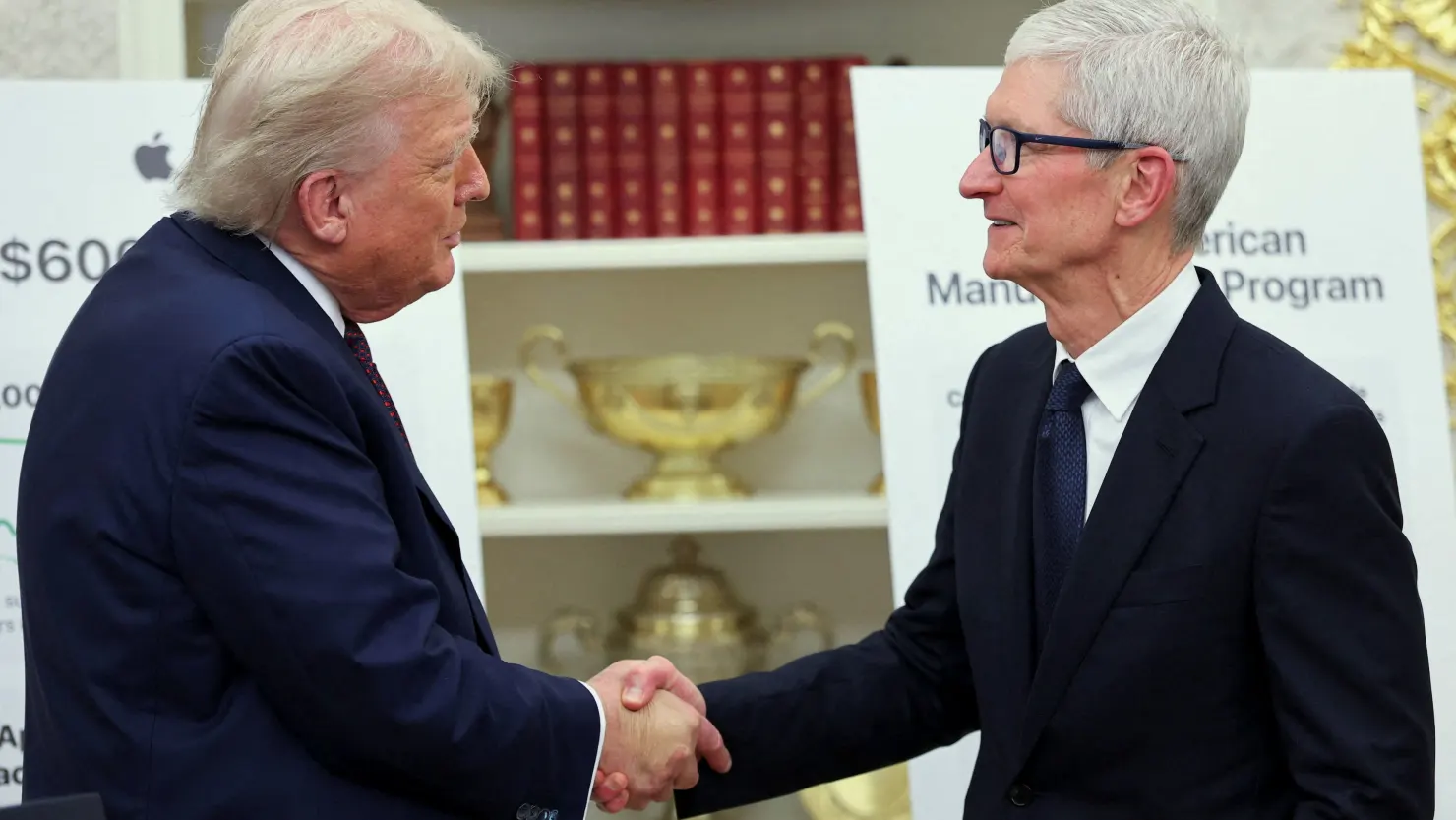 Vốn hóa Apple tăng 400 tỷ USD sau chuyến thăm Nhà Trắng của Tim Cook - 1