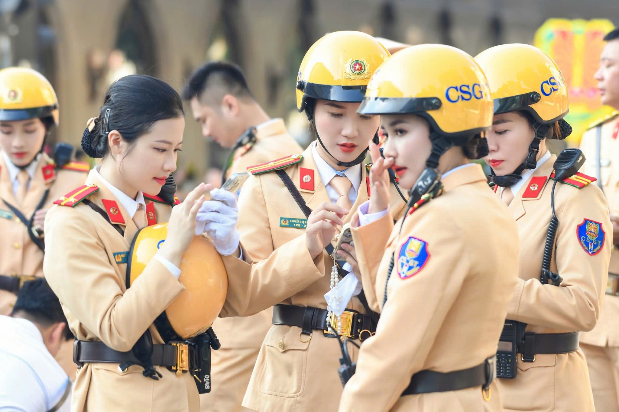 Khối nữ Cảnh sát giao thông gây chú ý với nhan sắc xinh đẹp và chiều cao nổi bật.