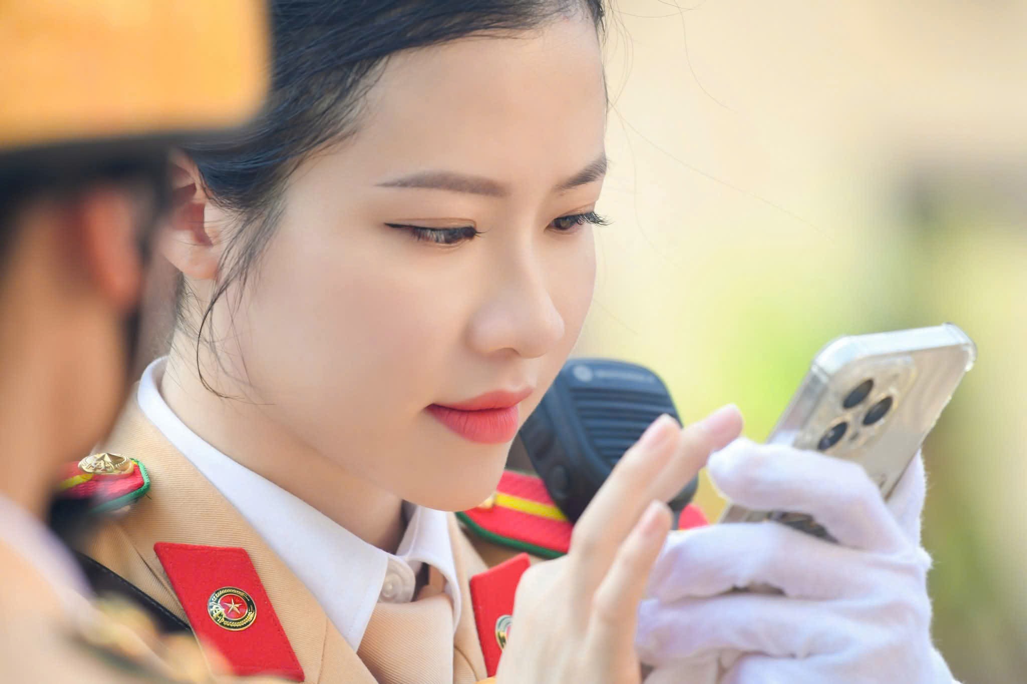 Trung uý Nguyễn Khánh Huyền, công tác tại phường Thanh Xuân (Hà Nội) thuộc khối dẫn đoàn mô tô.