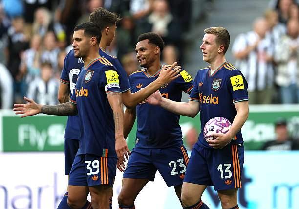 Targett (phải) đánh đầu gỡ hòa cho Newcastle