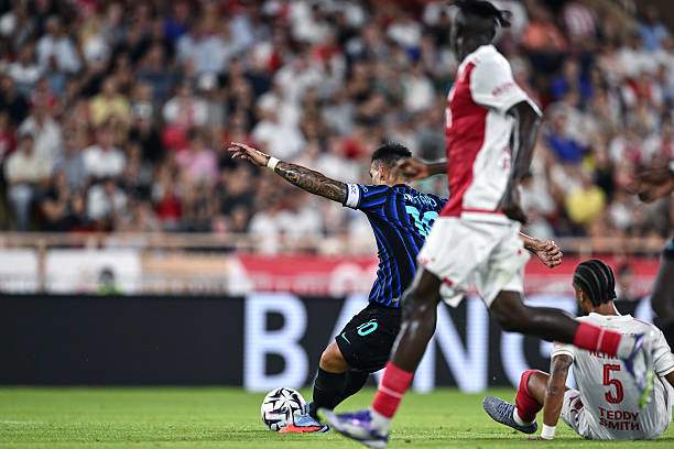 Lautaro một mình làm nên bàn thắng gỡ hòa 1-1 cho Inter