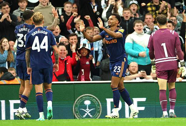 Jacob Murphy cướp bóng đưa Newcastle dẫn 2-1 ở phút 77