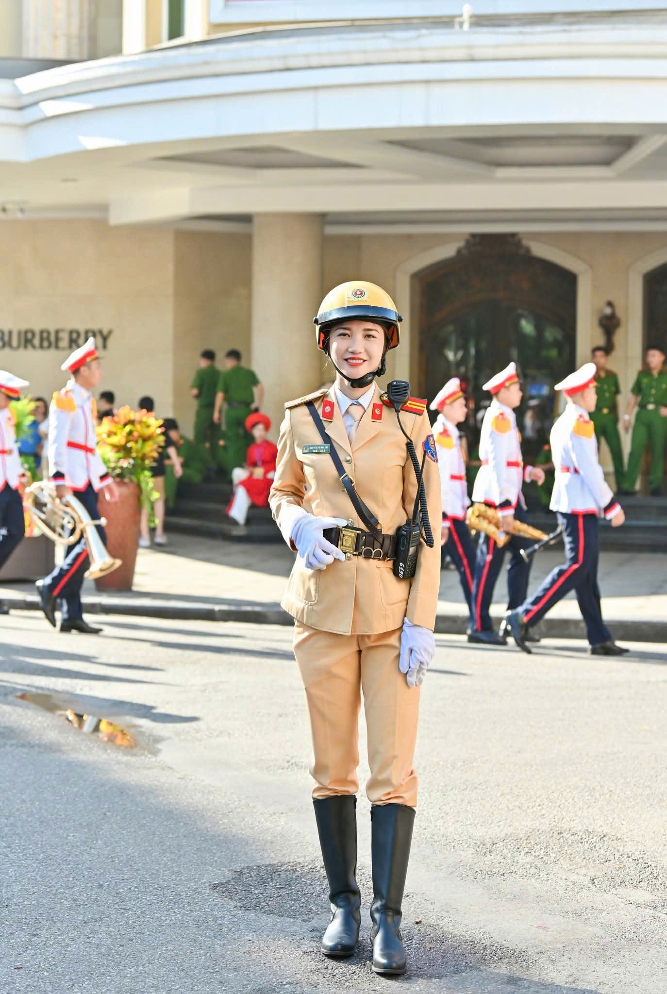 Mai Anh rất hãnh diện khi được đại diện cho khối công an phường tham gia vào khối mô tô.
