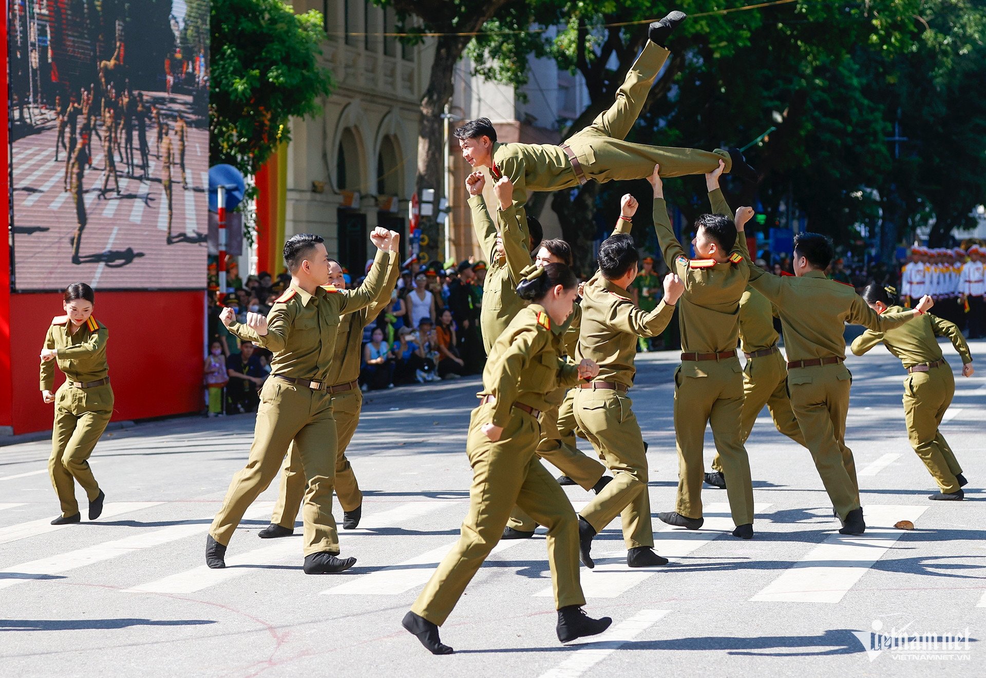 Đoàn Nghệ thuật Công an Cộng hoà Dân chủ Nhân dân Lào.