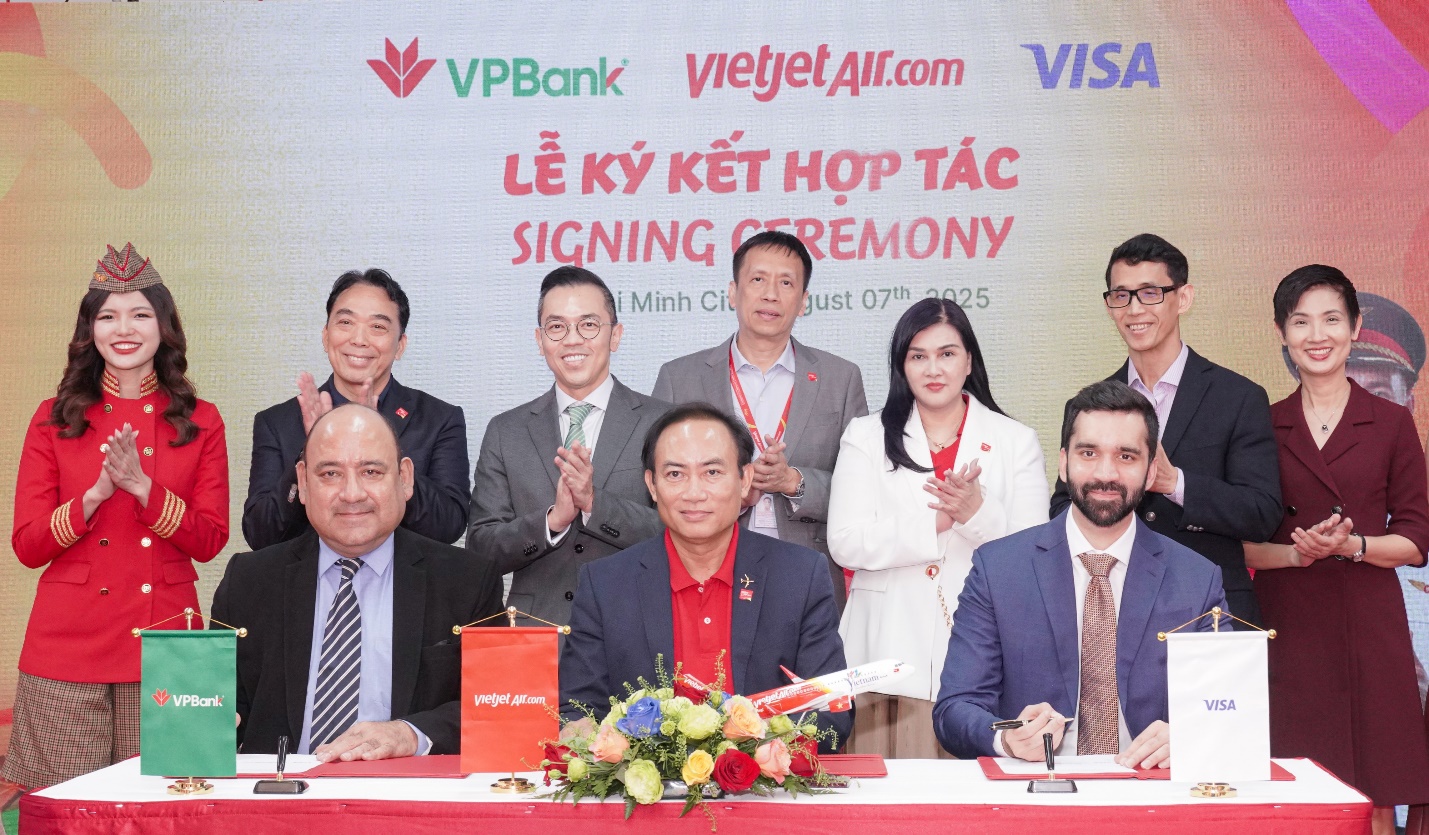 Phó Chủ tịch Vietjet Nguyễn Anh Tuấn, Phó Tổng Giám đốc VPBank Phùng Duy Khương, Giám đốc Điều hành Vietjet Nguyễn Thanh Sơn, Thành viên HĐQT – Phó Tổng Giám đốc kiêm CFO Vietjet Hồ Ngọc Yến Phương, Chủ tịch HĐQT Galaxy Holdings Huỳnh Kim Tước, Giám đốc Đối tác Tài chính Visa Việt Nam chứng kiến lễ ký kết hợp tác và ra mắt thẻ đồng thương hiệu Vietjet VPBank.