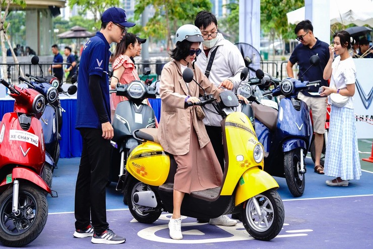 TPHCM kêu gọi Vingroup, Grab, Be, Honda… hỗ trợ người dân chuyển đổi sang xe điện. Ảnh minh hoạ