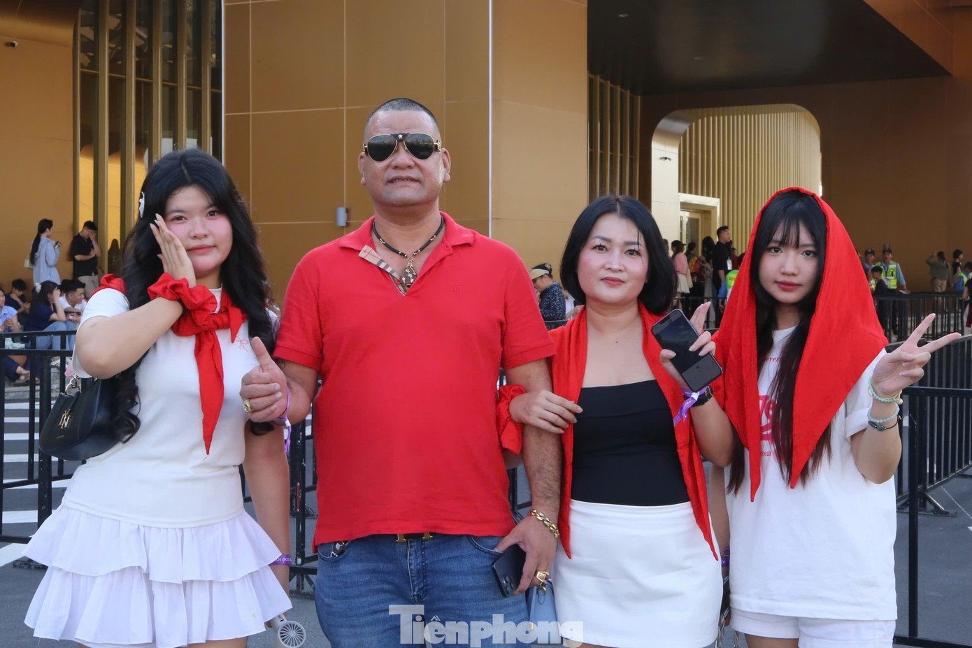 Gia đình anh chị Cường Mai đi từ Thái Nguyên về Hà Nội xem concert. Anh Cường cho biết con gái học ở Hà Nội, biết về chương trình nên mua vé cho cả nhà cùng xem,