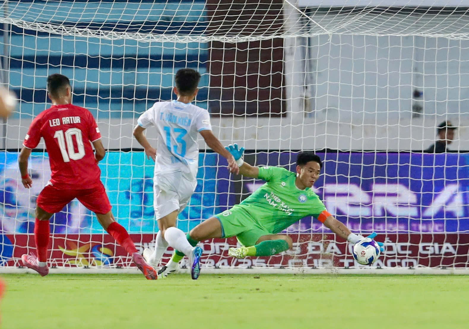 Trực tiếp bóng đá Công an Hà Nội - Nam Định: Hudlin sút penalty rút ngắn 2-3 (Siêu cúp Quốc gia) (Hết giờ) - 2