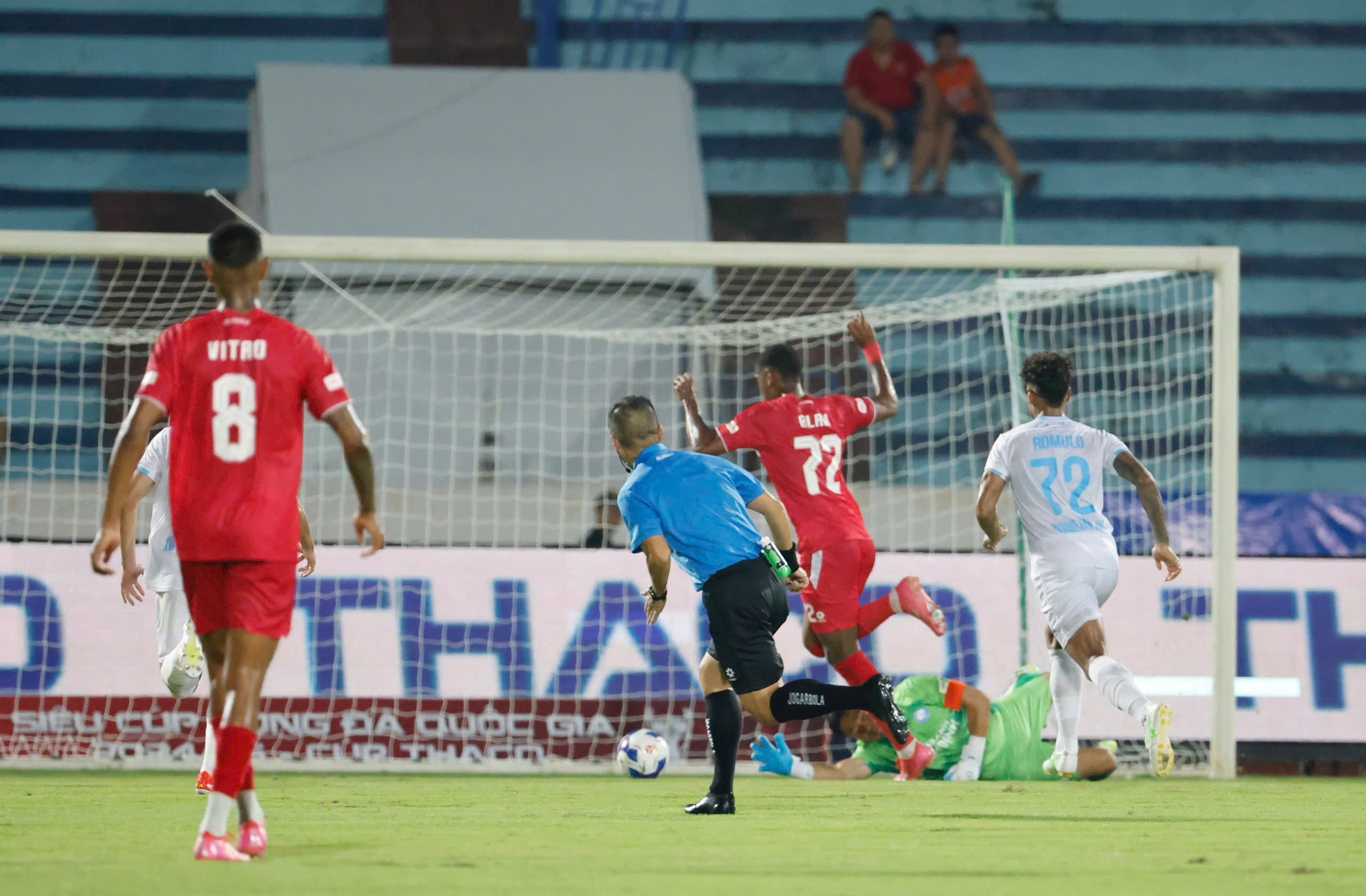 Trực tiếp bóng đá Công an Hà Nội - Nam Định: Hudlin sút penalty rút ngắn 2-3 (Siêu cúp Quốc gia) (Hết giờ) - 4