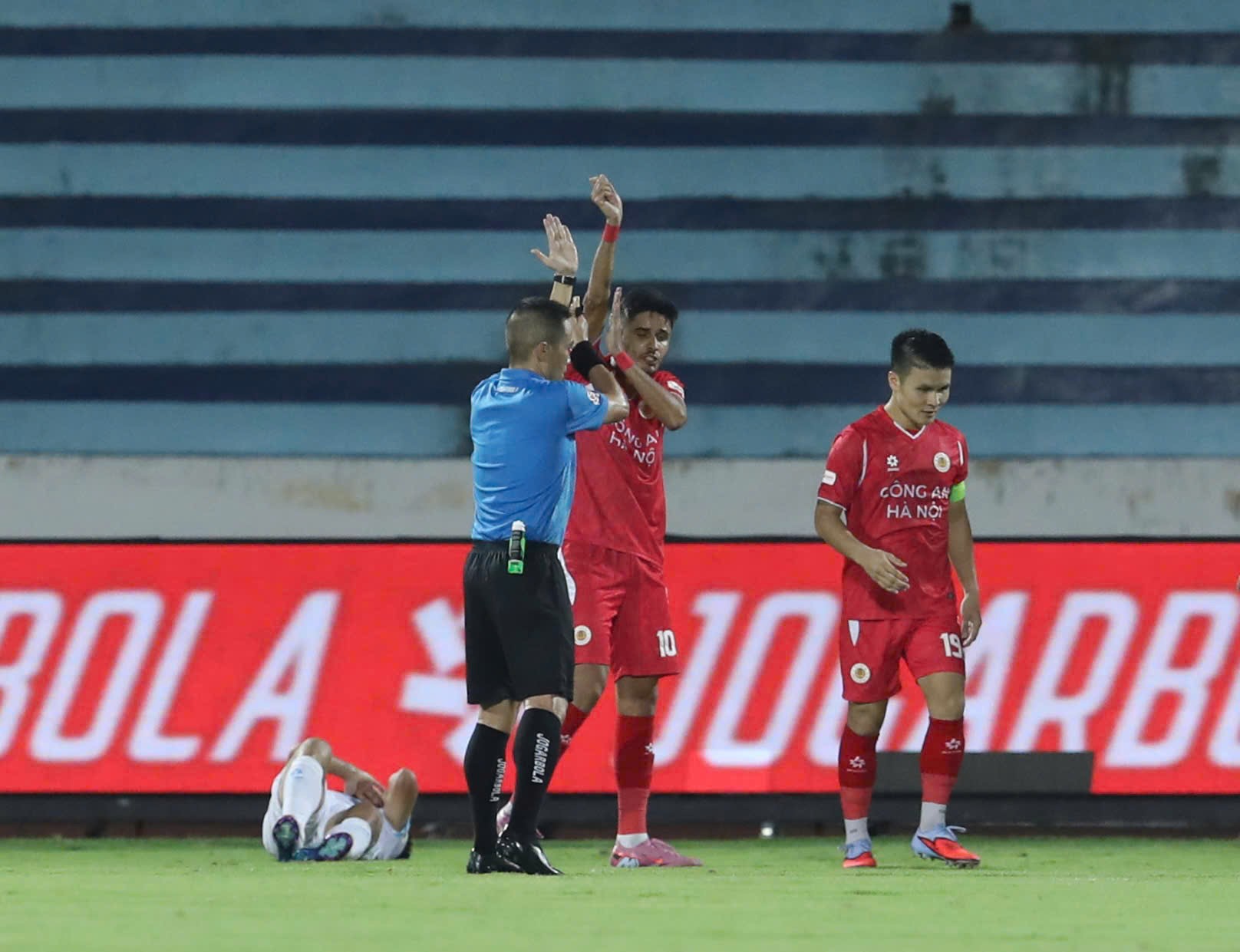 Trực tiếp bóng đá Công an Hà Nội - Nam Định: Hudlin sút penalty rút ngắn 2-3 (Siêu cúp Quốc gia) (Hết giờ) - 6
