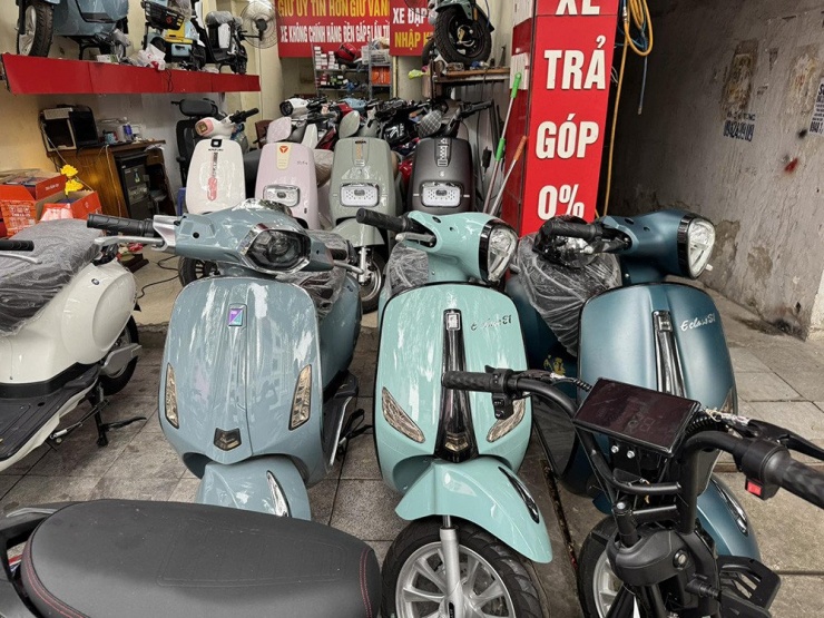 Trên thị trường, rất nhiều loại xe máy điện được bày bán. Ảnh: Duy Anh