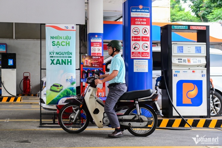 Theo chỉ đạo của Bộ Công Thương, từ ngày 1/8, đồng loạt 36 cây xăng của Tập đoàn Xăng dầu Việt Nam (Petrolimex) đã cung ứng xăng E10 ra thị trường TPHCM.